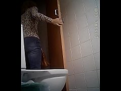 Русское видео парни дрочат член в туалете