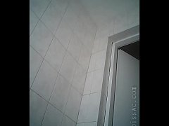 Блондинка сосёт через в туалете дырку у троих смотреть видео