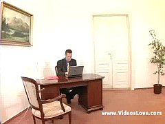 Начальник трахает свою секретаршу в офисе