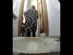 Мастурбация в общественном туалете скрытая камера